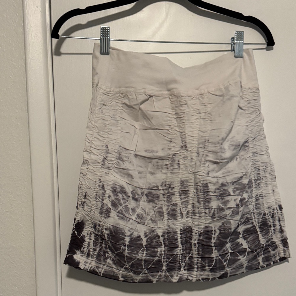 Chic Tie-Dye Mini Skirt in Black and White - Picture 5 of 5